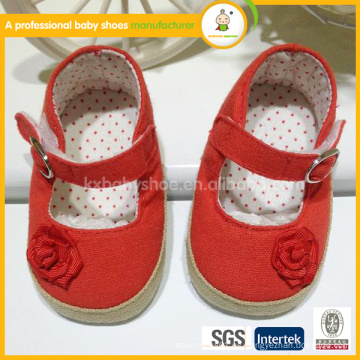2015 nuevos zapatos baratos hechos a mano del mocasín del bebé del cordón de la tela de algodón de la venta directa baratos para la muchacha